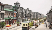 2008年7月31日，北京奧運(yùn)會(huì)開幕前夕，經(jīng)過多年重建翻新的前門大街開街。（魏堯）.jpg